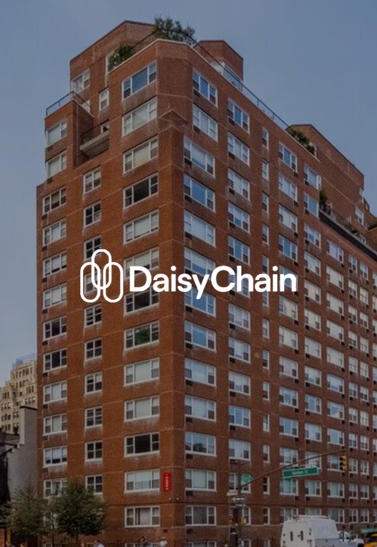 DaisyChain Energy white logo